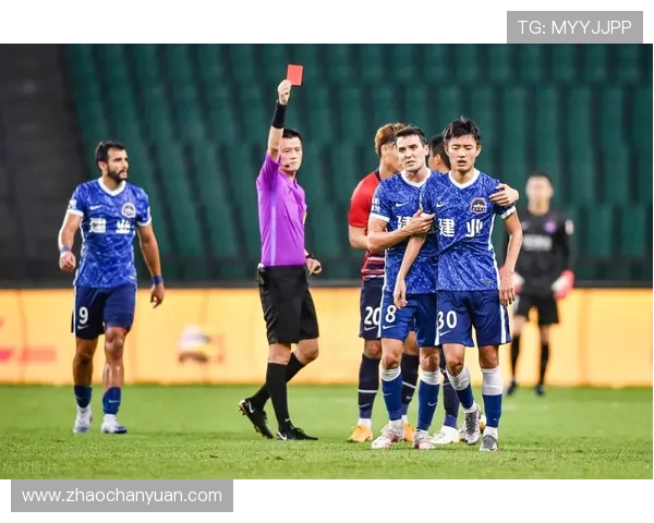 重庆球迷看台打出你好 龙哥TIFO 向主帅张外龙致敬 重庆球迷看台打出你好 龙哥TIFO 向主帅张外龙致敬